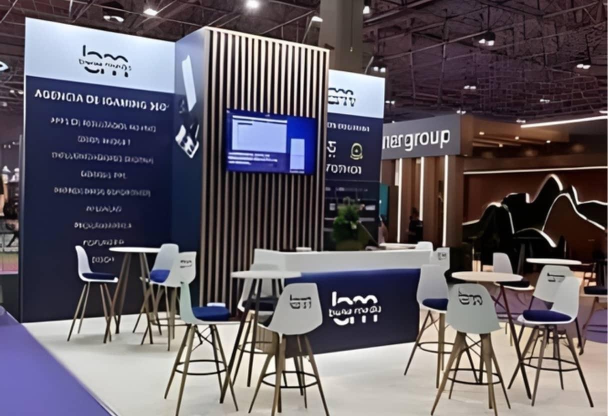 Stand con retroiluminación y espacio de exhibición de producto tecnológico diseñado por Mármol Rojo