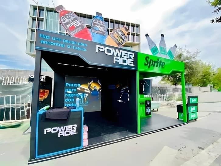 Stand fijo instalado por Mármol Rojo en centro comercial, tipo isla para activación de marca