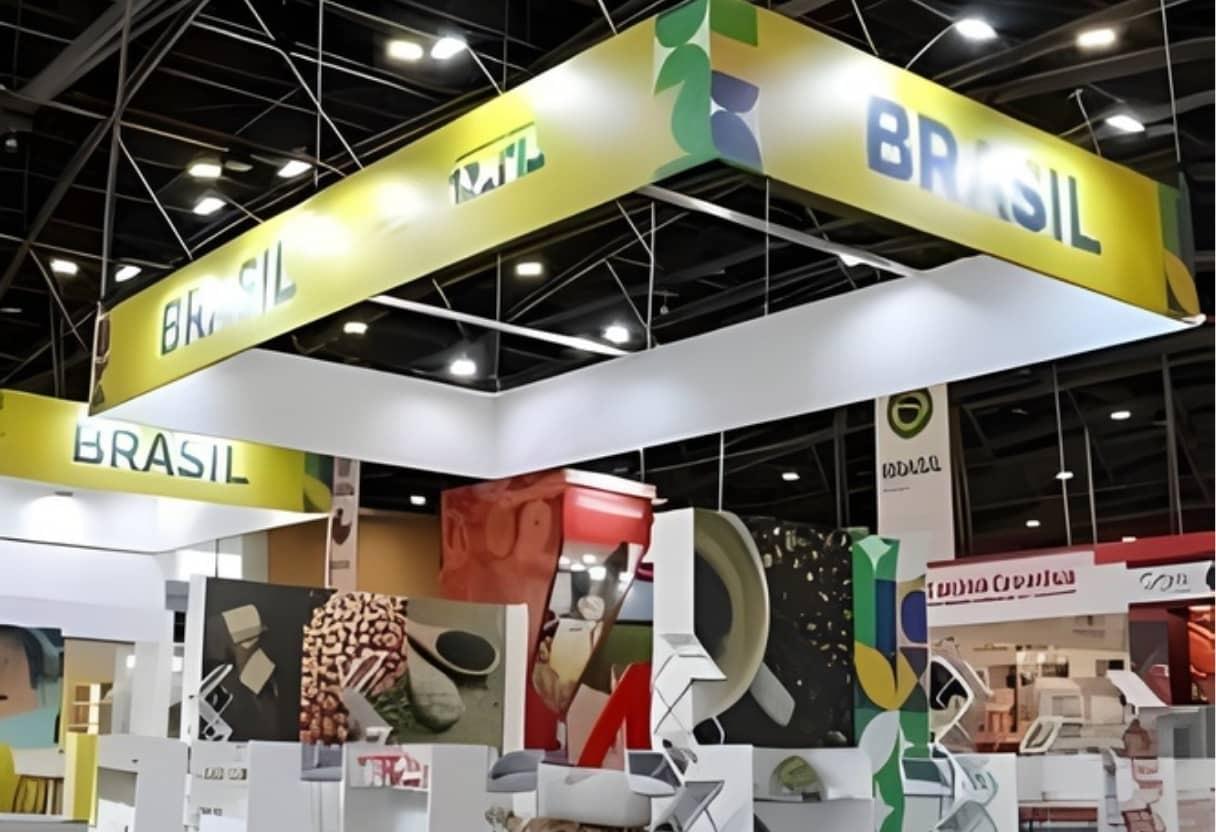 Stand personalizado marca corporativa estructura imponente para marca corporativa en exposición nacional