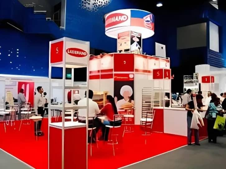 Stand modular tipo Octanorm diseñado y montado por Mármol Rojo para exposición comercial